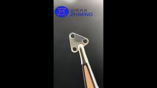 Componente triangolare personalizzato in zaffiro con foro passante ad alta precisione