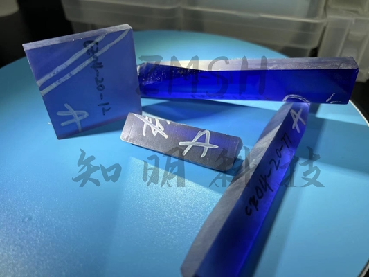 Il laboratorio non lucidato non tagliato di materia prima del corindone delle pietre preziose sintetiche ha creato lo zaffiro blu