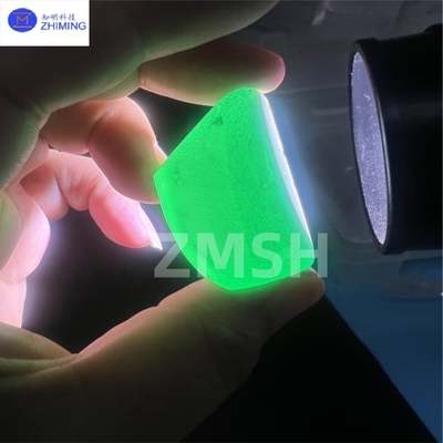 Sapphire grezzo in verde di colore elegante coltivato in laboratorio per applicazioni di gioielleria